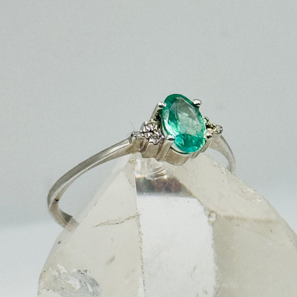 Delicate 18K White Gold Ring with Emerald and Certified Diamonds