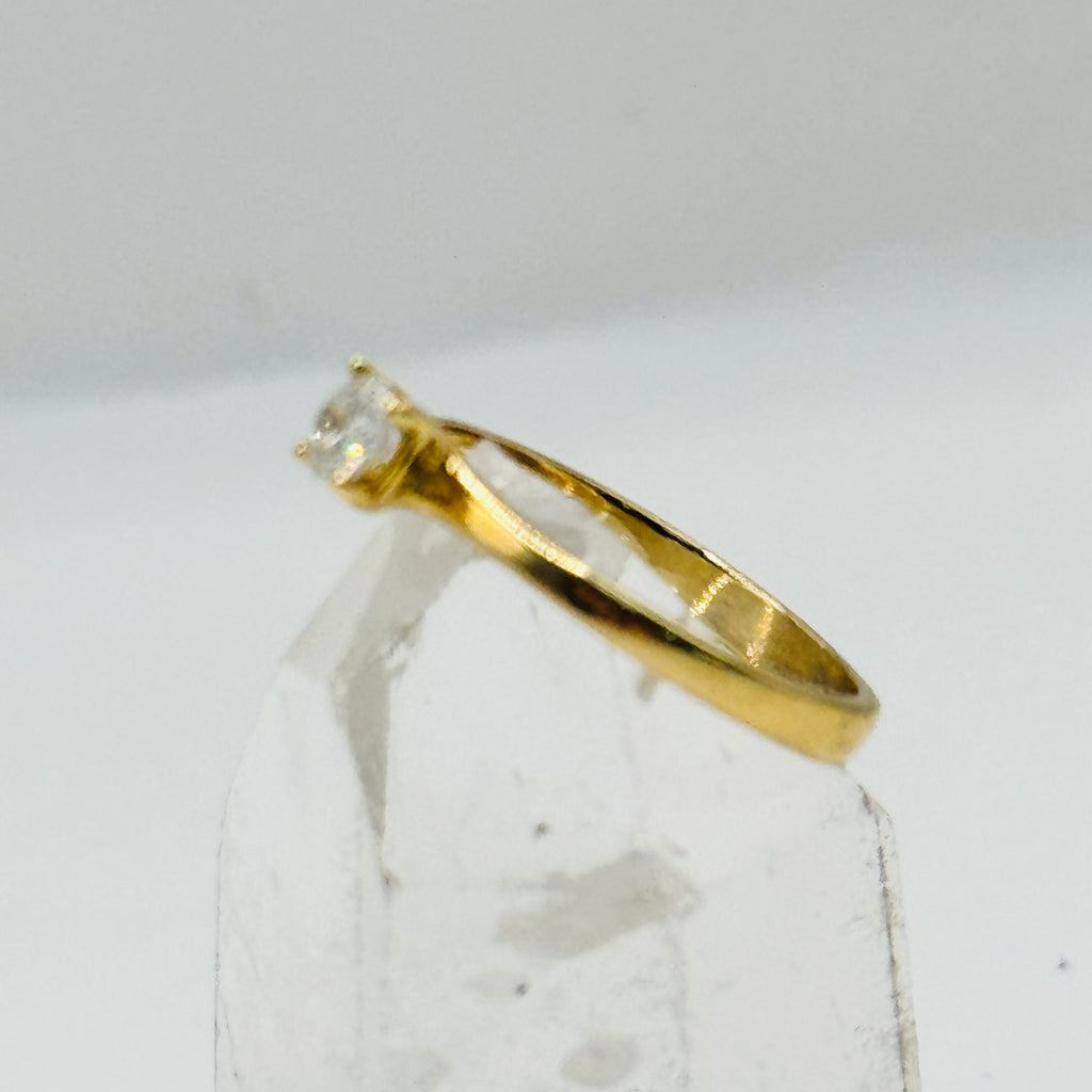Anillo solitario clásico de oro de 18 quilates con diamante