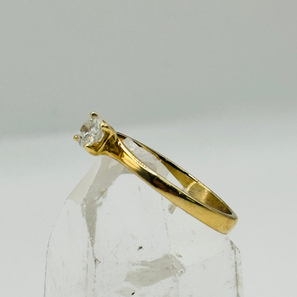 Anillo solitario clásico de oro de 18 quilates con diamante