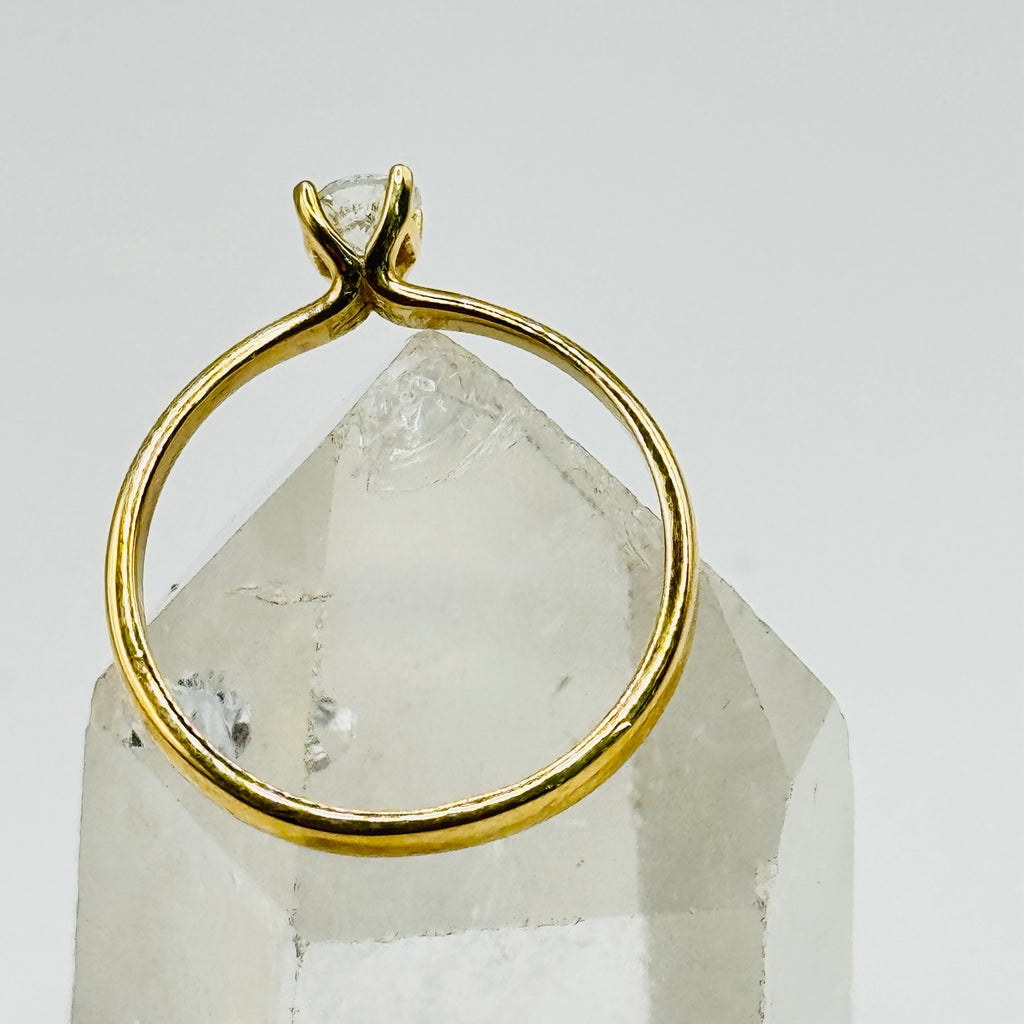 Anillo solitario clásico de oro de 18 quilates con diamante