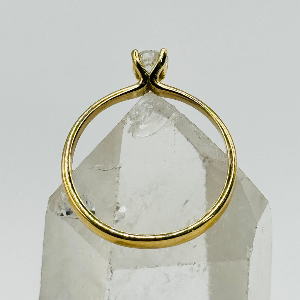 Anillo solitario clásico de oro de 18 quilates con diamante