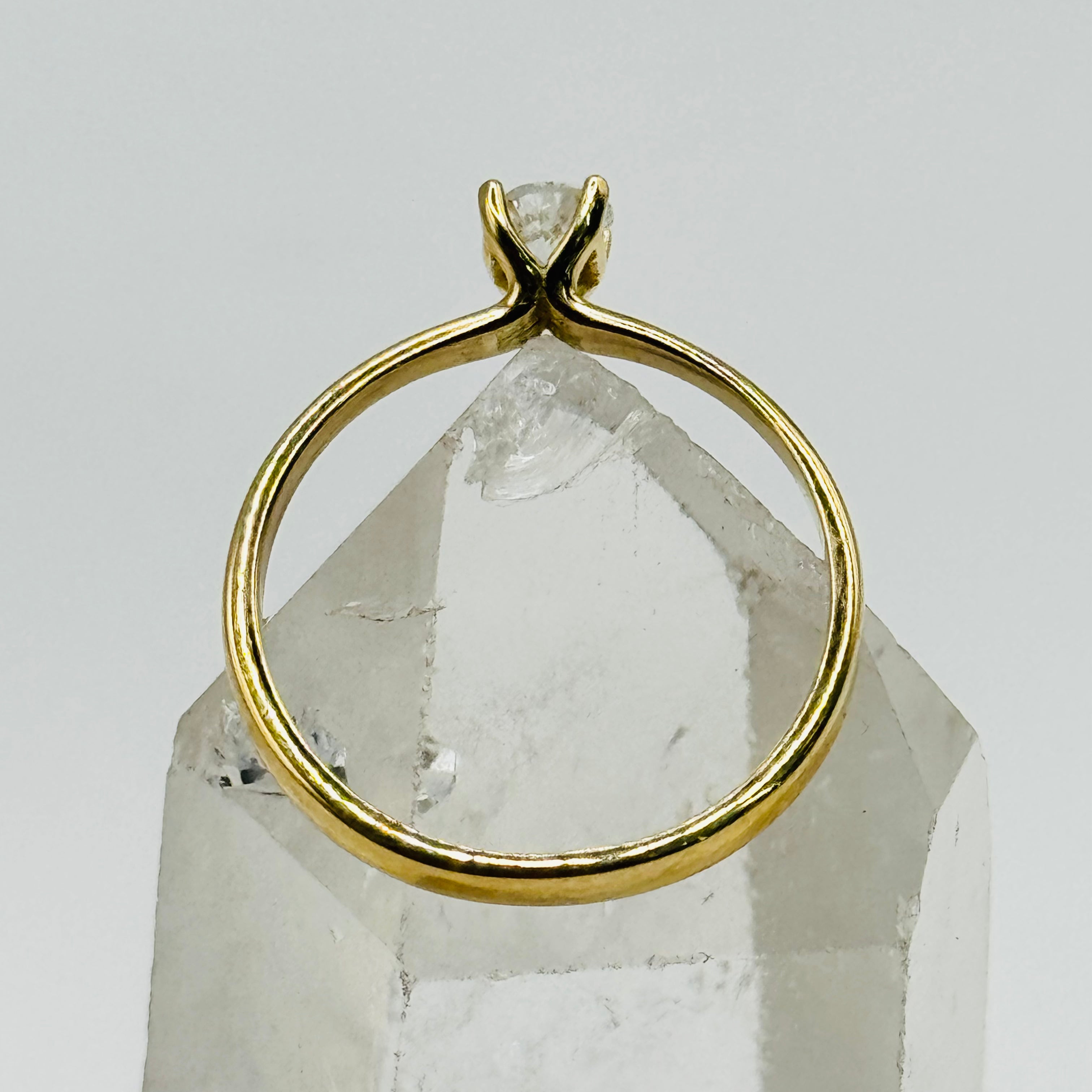 Anillo solitario clásico de oro de 18 quilates con diamante