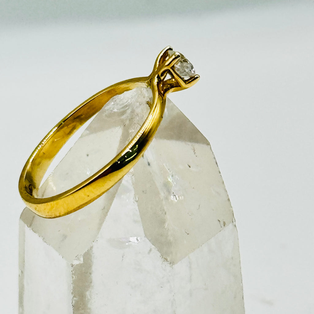 Anillo solitario clásico de oro de 18 quilates con diamante