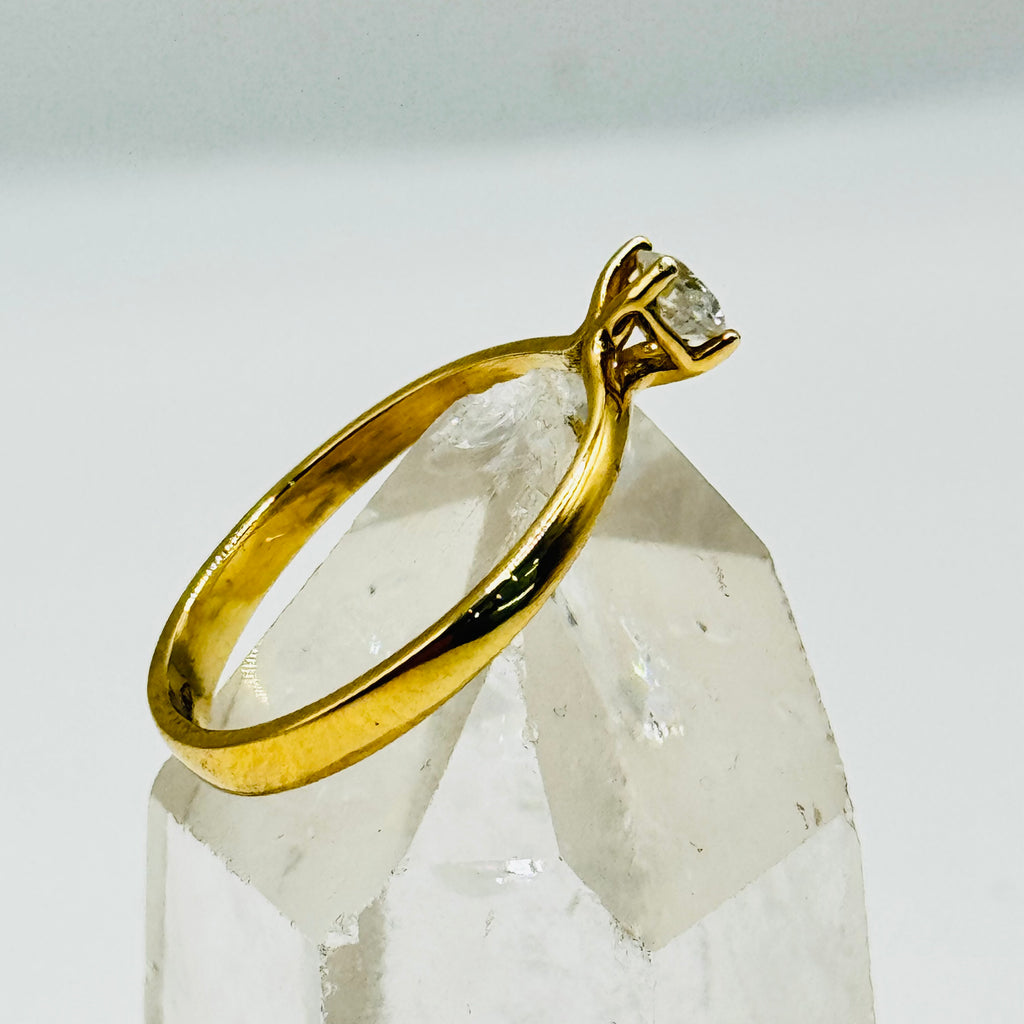 Anillo solitario clásico de oro de 18 quilates con diamante