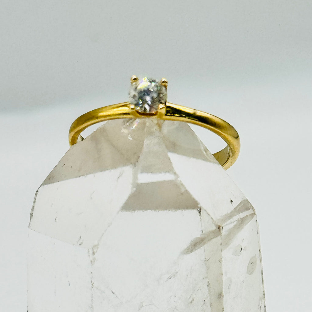 Anillo solitario clásico de oro de 18 quilates con diamante