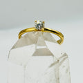 Anillo solitario clásico de oro de 18 quilates con diamante