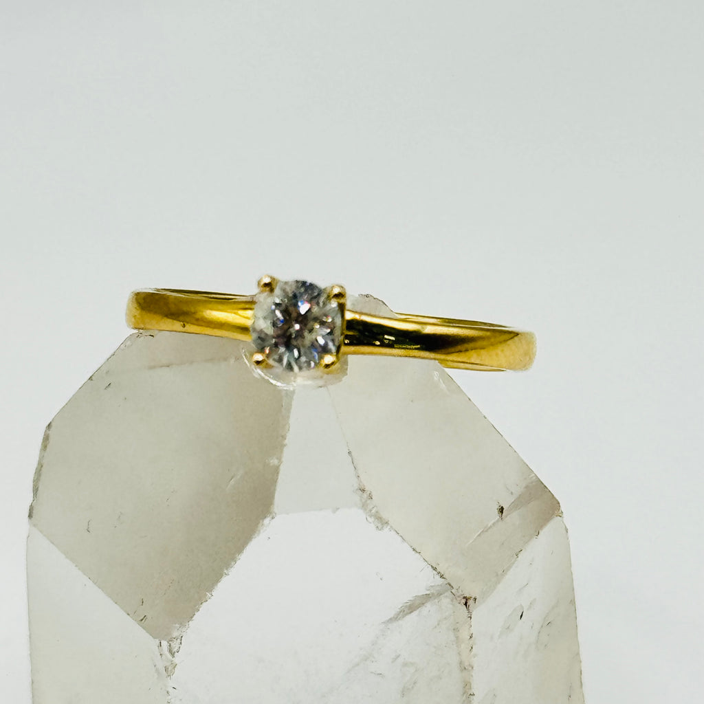 Anillo solitario clásico de oro de 18 quilates con diamante