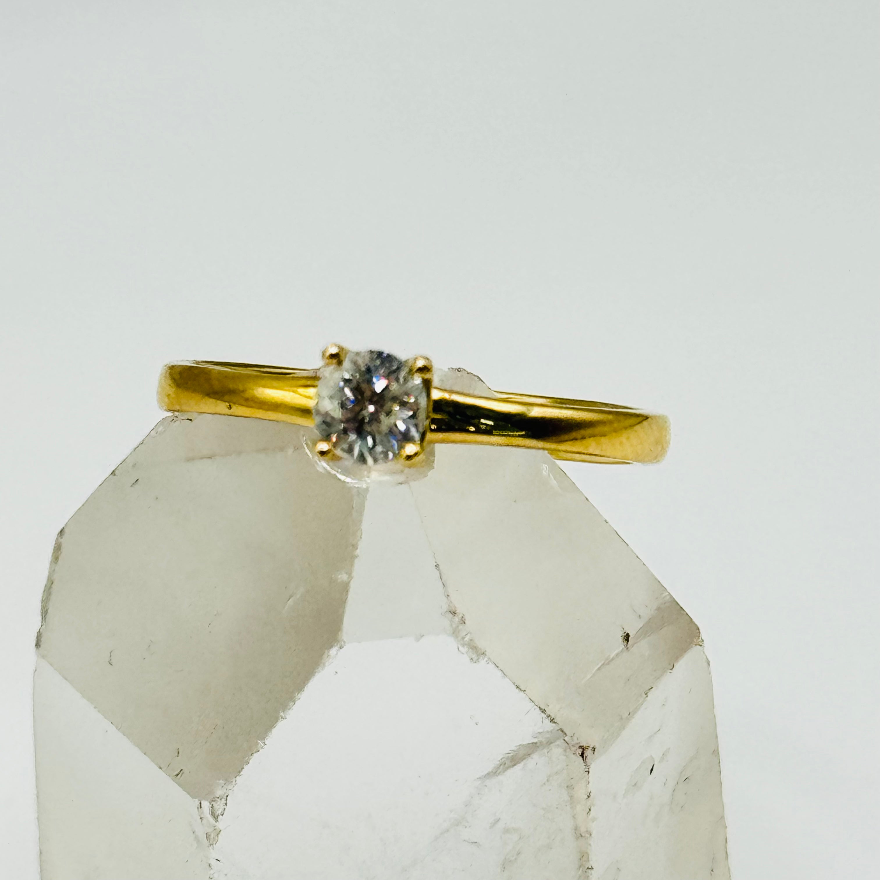 Anillo solitario clásico de oro de 18 quilates con diamante