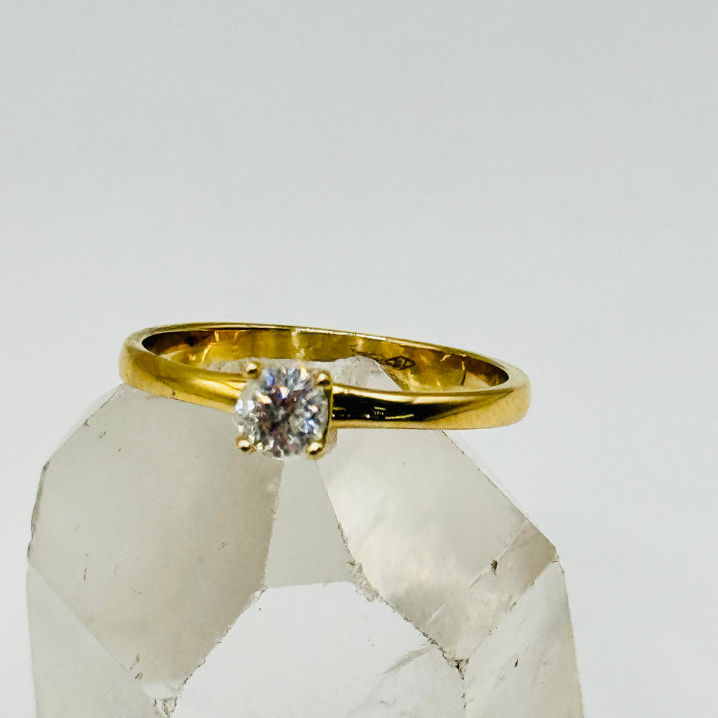 Anillo solitario clásico de oro de 18 quilates con diamante