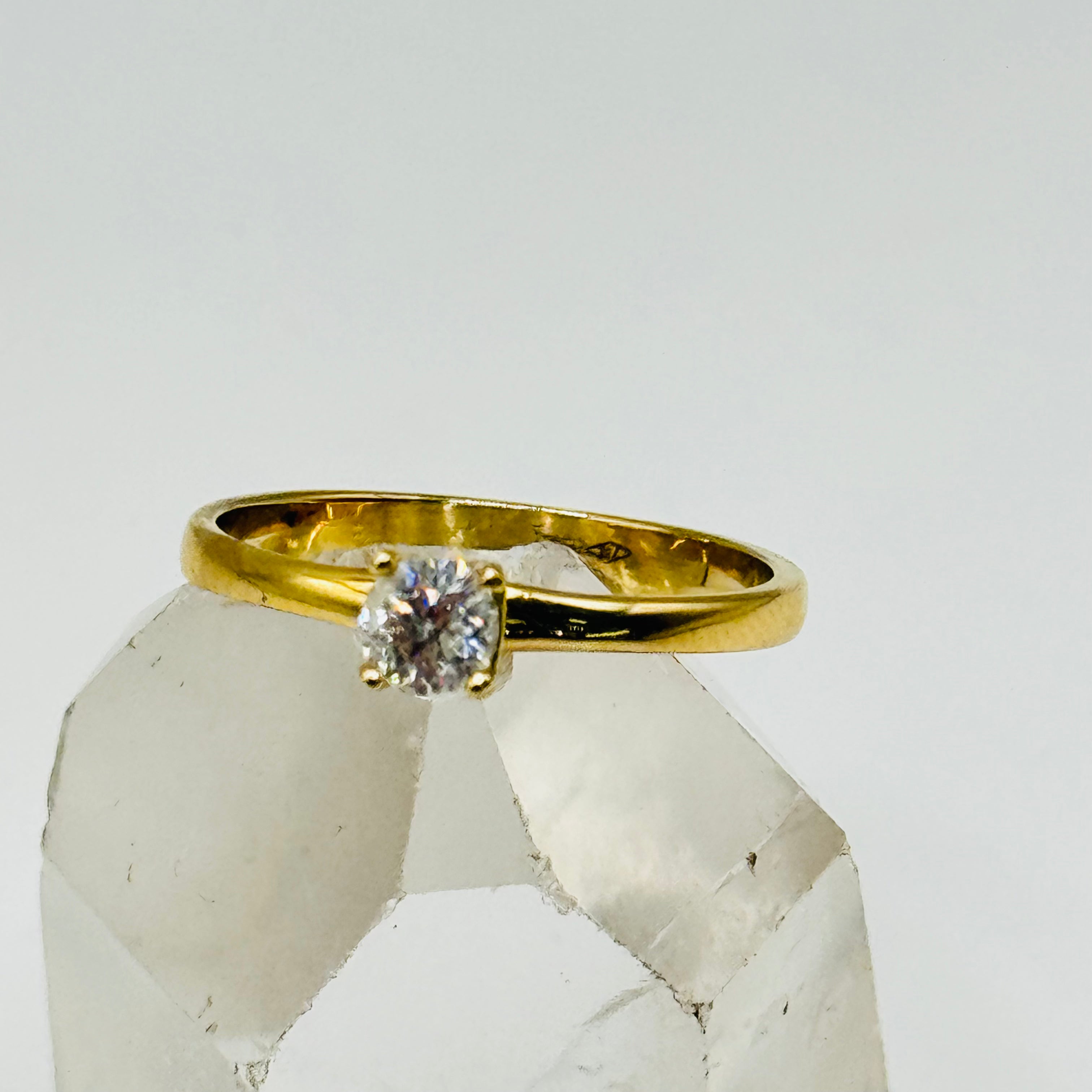 Classic 18K Gold Solitaire Ring with Diamond