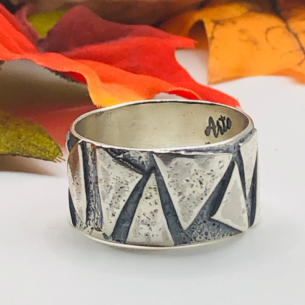 Anillo hecho a mano con triángulos soldados | Plata de ley 950