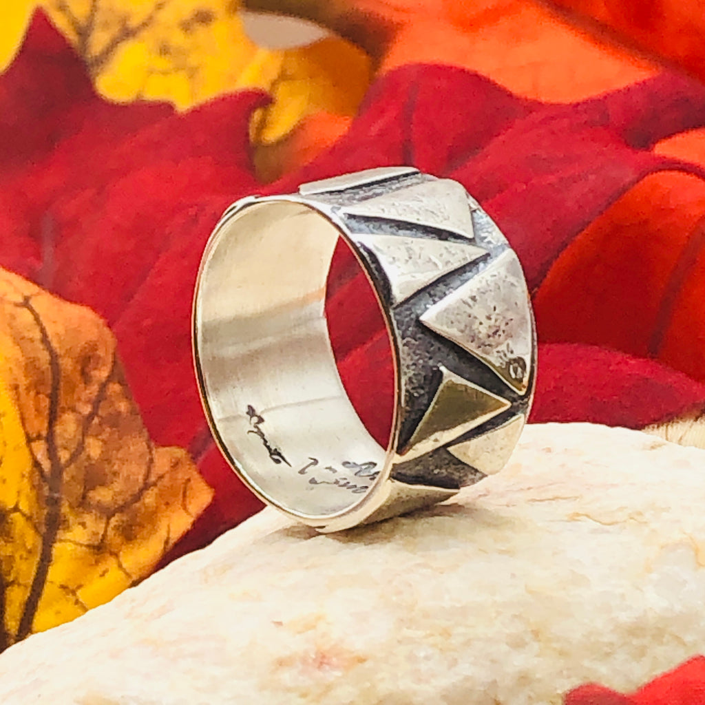 Anillo hecho a mano con triángulos soldados | Plata de ley 950