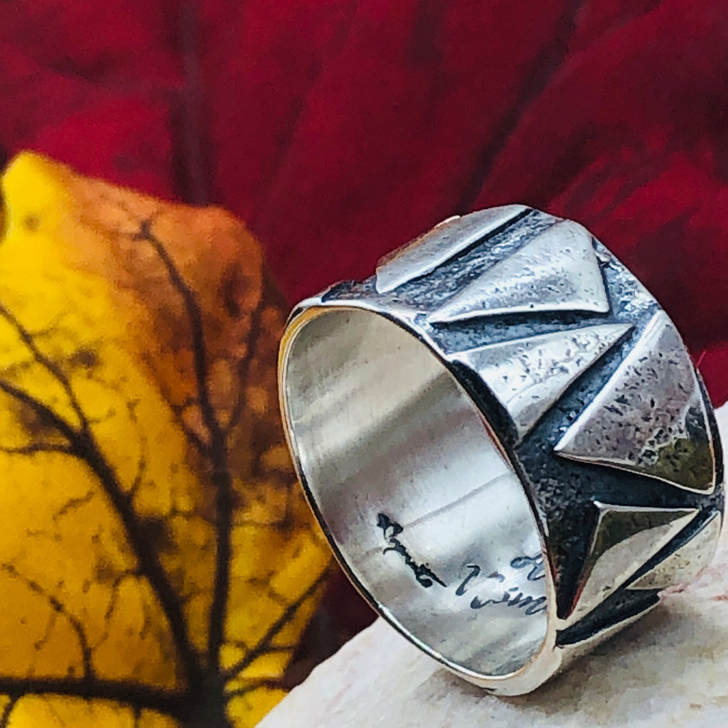 Anillo hecho a mano con triángulos soldados | Plata de ley 950