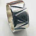 Anillo hecho a mano con triángulos soldados | Plata de ley 950