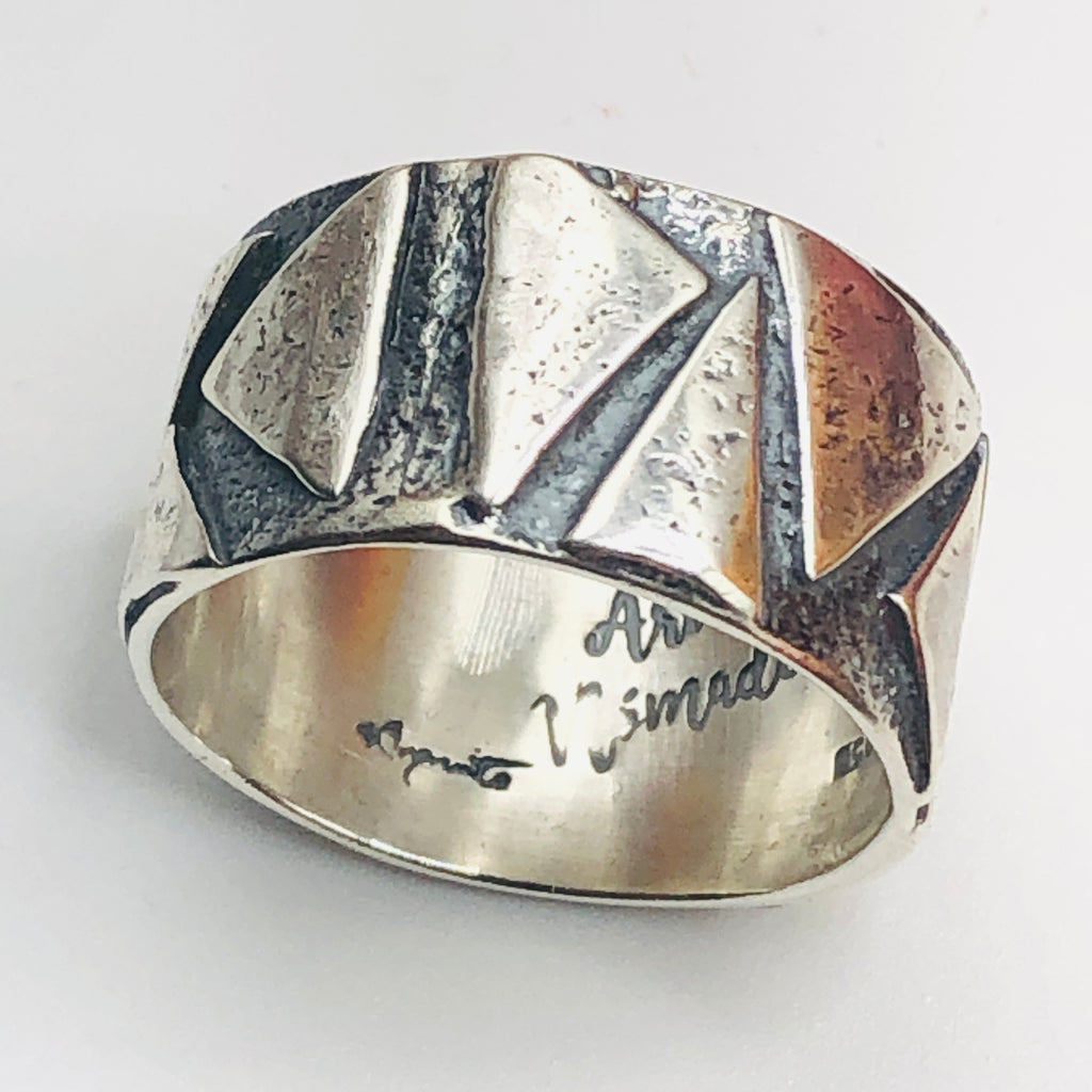 Anillo hecho a mano con triángulos soldados | Plata de ley 950